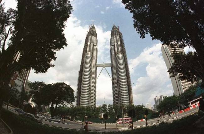 Considerada as Torres gêmeas de Kuala Lumpur, na Malásia, as Petronas Towers têm 452 metros de altura e 88 andares.