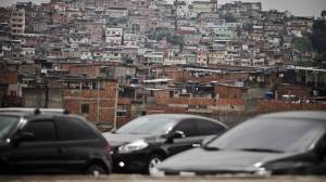 O Complexo da Maré ocupa uma área de 800 mil metros quadrados e reúne 130 mil moradores, sem saneamento básico