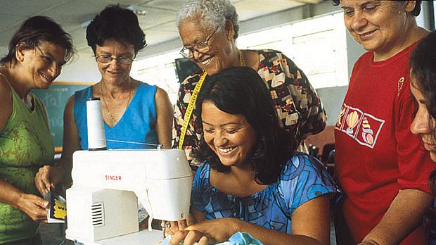 Mulheres no núcleo de trabalho e renda da Holcim Brasil, empresa de material de construção