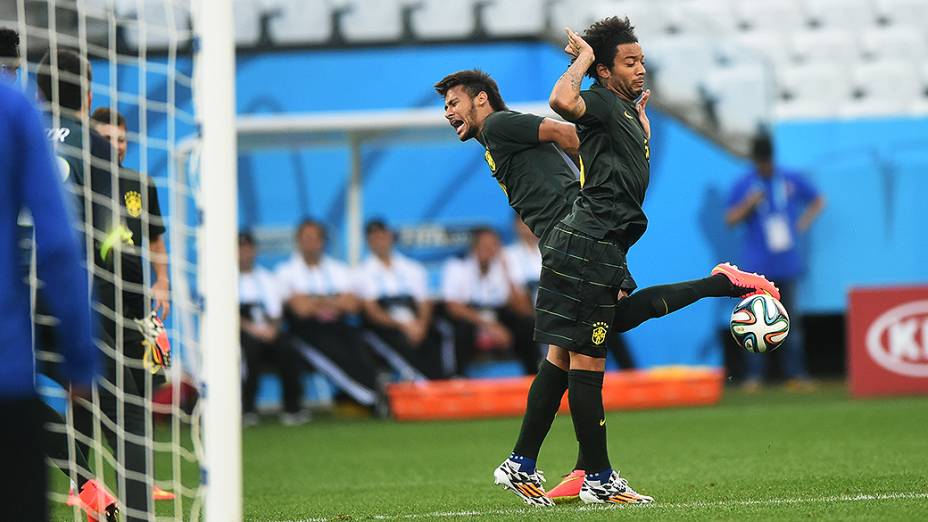 Neymar e Marcelo durante treino da seleção brasileira no Itaquerão, em São Paulo