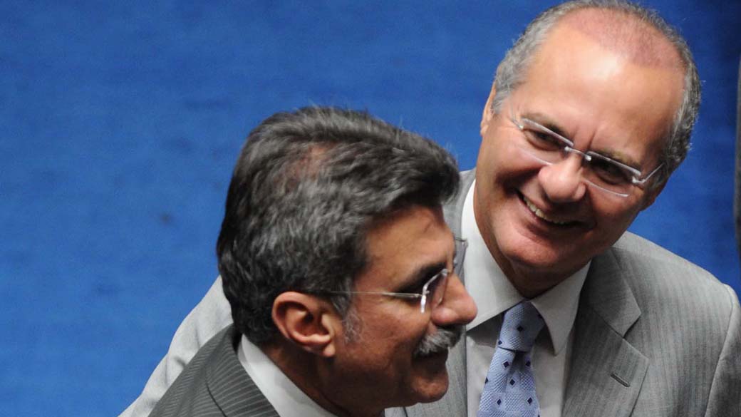 Senador Romero Jucá e Renan Calheiros conversam no plenário