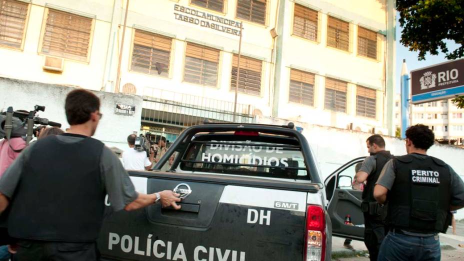 Peritos chegam na Escola Municipal Tasso da Silveira, no bairro Realengo, Rio de Janeiro