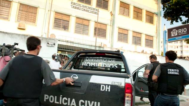 Peritos chegam na Escola Municipal Tasso da Silveira, no bairro Realengo, Rio de Janeiro Peritos chegam na Escola Municipal Tasso da Silveira, no bairro Realengo, Rio de Janeiro