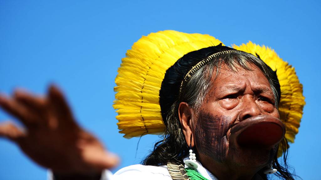 Internado com Covid-19, cacique Raoni sente dor no peito e tem alta adiada