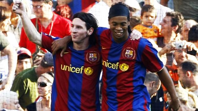 Ronaldinho Gaúcho e Messi durante jogo no Bracelona em 2007 Ronaldinho Gaúcho e Messi durante jogo no Bracelona em 2007