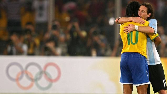 Messi e Ronaldinho se abraçam antes da partida pelos Jogos de Pequim, em 2008 Messi e Ronaldinho se abraçam antes da partida pelos Jogos de Pequim, em 2008