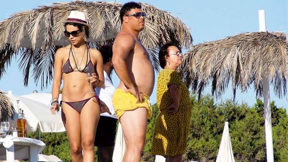 Ronaldo com Bia Antony e a mãe Sônia Nazário, em Ibiza, em 2011