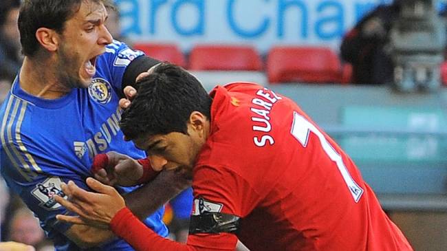 suarez-mordida-original.jpeg Luis Suárez, do Liverpool, morde Ivanovic, do Chelsea: a segunda dentada da carreira