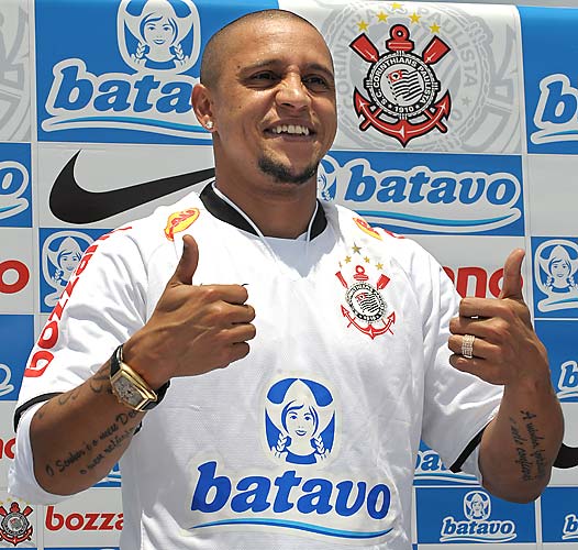 O lateral-esquerdo Roberto Carlos tem frases religiosas nos braços. O lateral-esquerdo Roberto Carlos tem frases religiosas nos braços.