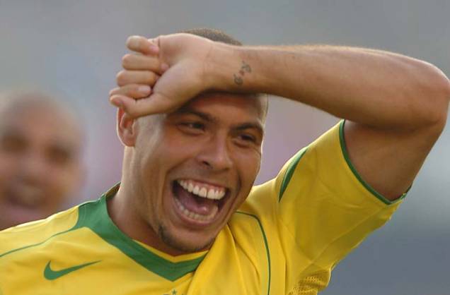Quando namorava com a modelo Daniela Cicarelli, Ronaldo tatuou no pulso as letras R e D separados por um coração. Quando namorava com a modelo Daniela Cicarelli, Ronaldo tatuou no pulso as letras R e D separados por um coração.