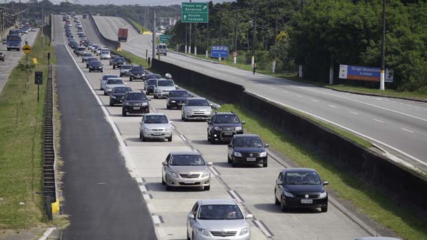 Trânsito congestionado na rodovia Padre Manoel da Nobrega, que liga a capital paulista ao litoral sul, na altura do quilometro 285 sentido São Paulo