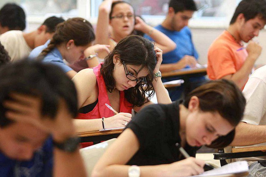 Candidatos fazem a prova do vestibular da Unicamp no prédio da Unip na Rua Vergueiro, em São Paulo