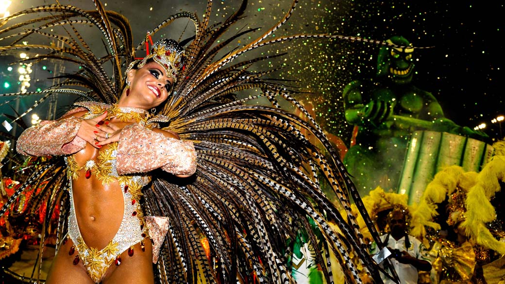 Viviane Araújo desfilando à frente da bateria da escola de samba Mancha Verde, no Sambódromo do Anhembi, em são Paulo