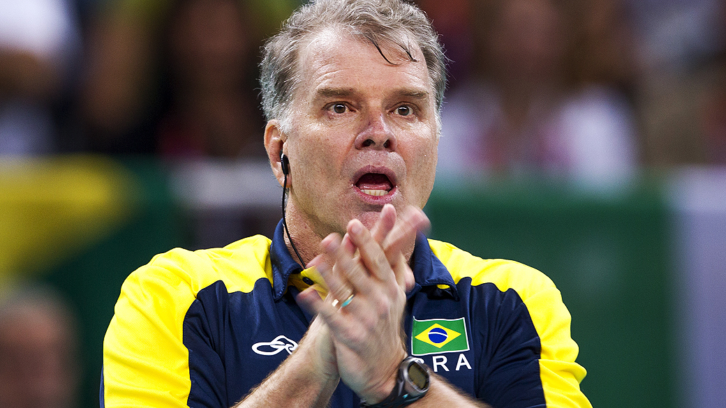 O técnico Bernardinho comanda a equipe na semifinal dos Jogos Olímpicos contra a Itália