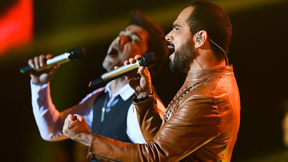 Zezé Di Camargo e Luciano durante gravação do DVD Flores em Vida, no Citibank Hall, em São Paulo