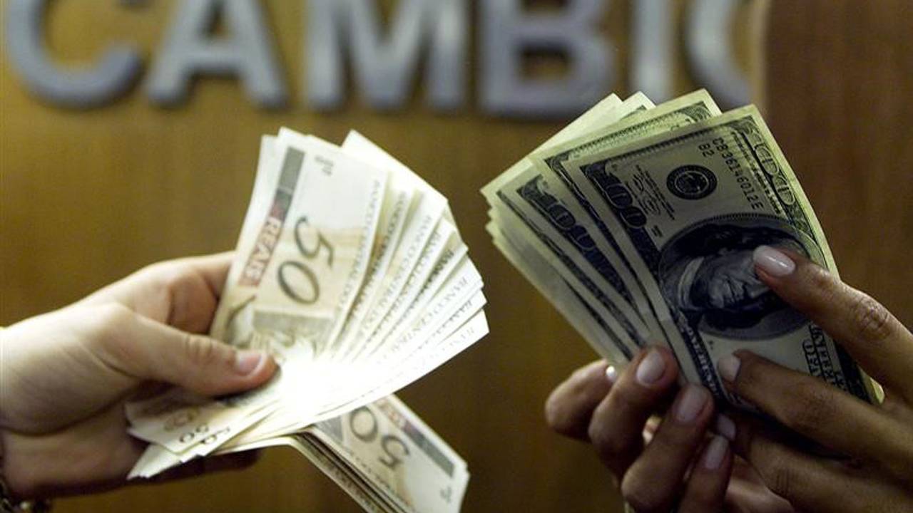 Notas de dólar e real em casa de câmbio no Rio de Janeiro