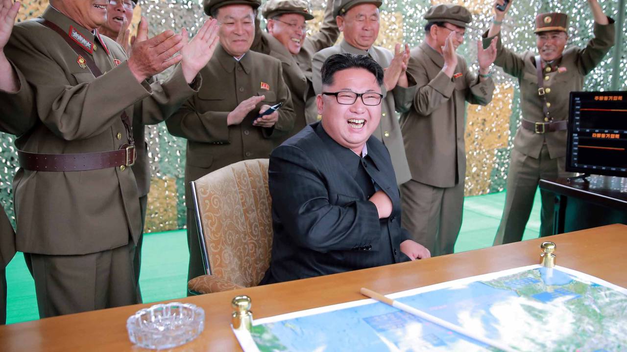 Kim Jong-un comemora teste com míssil