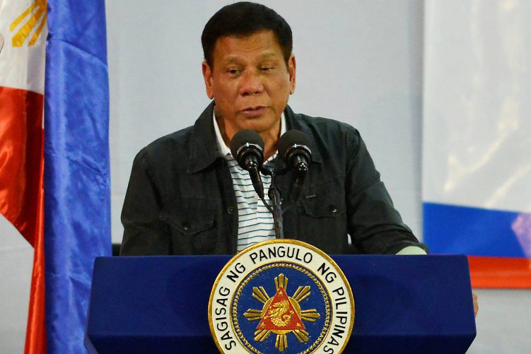 O presidente das Filipinas, Rodrigo Duterte, discursa para residentes durante visita a Delpan, em um bairro pobre filipino de Tondo - 30/06/2016