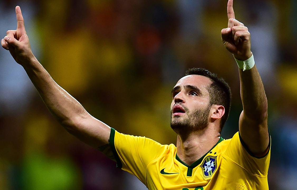O jogador da Seleção Brasileira, Renato Augusto, comemora gol, durante partida contra o Peru, válida pelas Eliminatórias da Copa do Mundo de 2018 - 17/11/2015