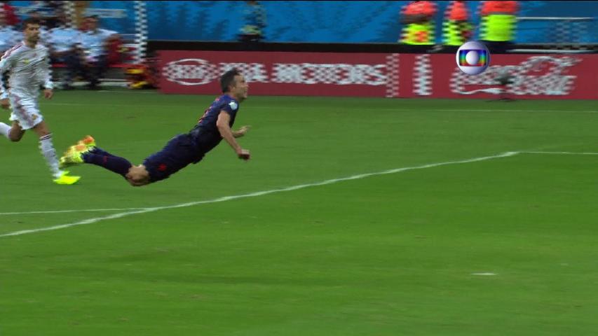 Van Persie ‘voa' para o gol