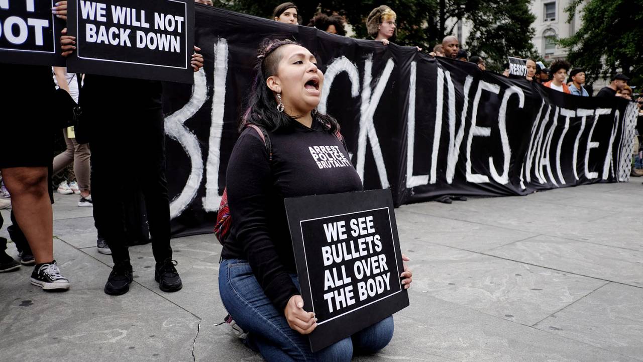 Manifestantes protestam em Nova York contra a brutalidade policial e apoiam o movimento 'Black Lives Matter' (Vidas negras importam)