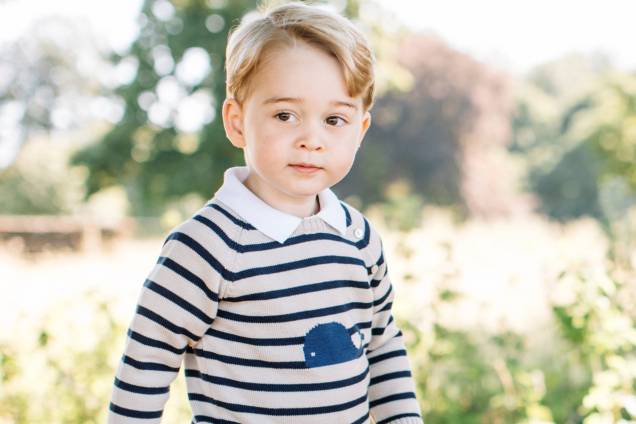 Príncipe George faz pose na residência real no condado de Norfolk, para marcar as celebrações do seu terceiro aniversário Príncipe George faz pose na residência real no condado de Norfolk, para marcar as celebrações do seu terceiro aniversário