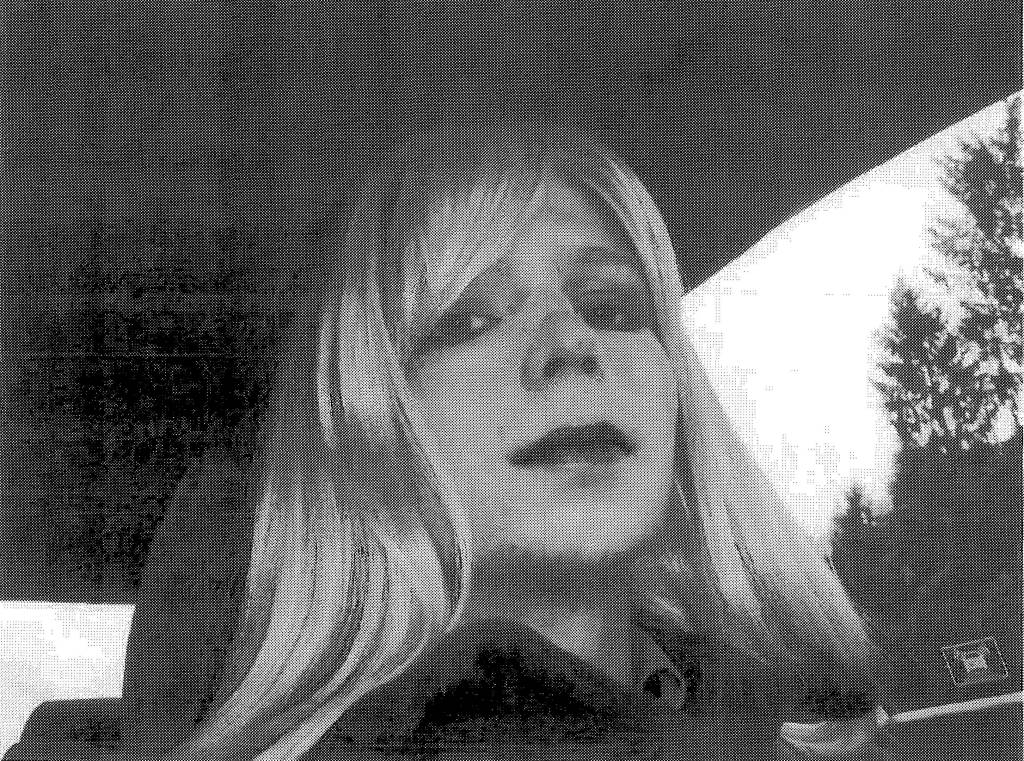 Chelsea Manning, fonte do Wikileaks, deixa a prisão