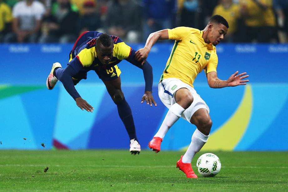 Gabriel Jesus faz a finta no jogador da Colômbia, nos Jogos Olímpicos Rio 2016