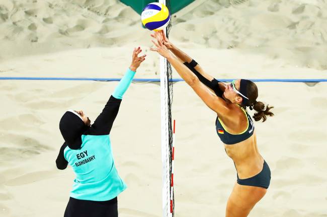 Rio-2016: Vôlei de praia feminino - Egito x Alemanha A egípcia Doaa Elghobashy e a alemã Kira Walkenhorst, durante partida do vôlei de praia feminino, no Rio de Janeiro (RJ) - 07/08/2016