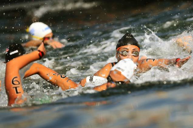 Atletas competem, na praia de Copacabana, a modalidade feminina de maratona aquática, no Rio de Janeiro Atletas competem, na praia de Copacabana, a modalidade feminina de maratona aquática, no Rio de Janeiro