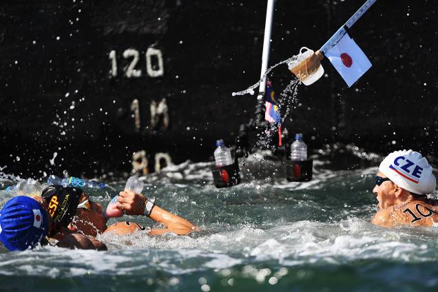 Pit-stops em barcos oferecem água mineral e isotônicos para as atletas que disputaram maratona aquática feminina na praia de Copacabana, no Rio de Janeiro Pit-stops em barcos oferecem água mineral e isotônicos para as atletas que disputaram maratona aquática feminina na praia de Copacabana, no Rio de Janeiro