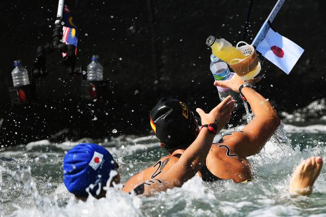 Pit-stops em barcos oferecem água mineral e isotônicos para as atletas que disputaram maratona aquática feminina na praia de Copacabana, no Rio de Janeiro Pit-stops em barcos oferecem água mineral e isotônicos para as atletas que disputaram maratona aquática feminina na praia de Copacabana, no Rio de Janeiro