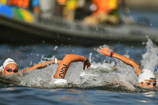 Nadadoras disputam maratona aquática da praia de Copacabana no Rio de Janeiro Nadadoras disputam maratona aquática da praia de Copacabana no Rio de Janeiro
