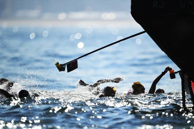 "Pit-stops" oferecem água mineral para as nadadoras que disputaram a prova de maratona aquática em Copacabana, no Rio de Janeiro "Pit-stops" oferecem água mineral para as nadadoras que disputaram a prova de maratona aquática em Copacabana, no Rio de Janeiro