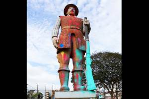 Estátua de Borba Gato amanhece pichada em Santo Amaro, zona sul de São Paulo (SP). Ao redor da estátua havia cascas de ovo com restos de tinta - 30/09/2016