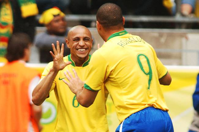 Os jogadores Ronaldo e Roberto Carlos comemoram gol durante partida entre Brasil e Gana, válida pelas oitavas-de-final da Copa do Mundo, no estádio Westfalenstadion, na Alemanha - 27/06/2006