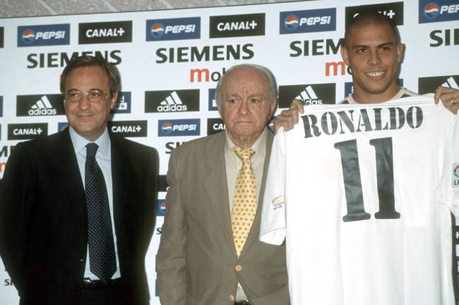 O jogador Ronaldo é apresentado ao Real Madrid - 2002