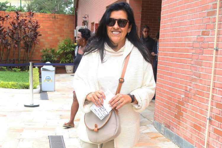 A apresentadora Regina Casé vota no bairro do Leblon, no Rio de Janeiro (RJ) - 02/10/2016