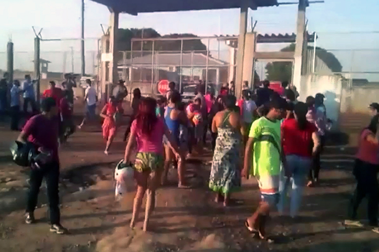 Parentes de presos são vistos em frente à Penitenciária Agrícola de Monte Cristo, em Boa Vista (RR) - 16/10/2016