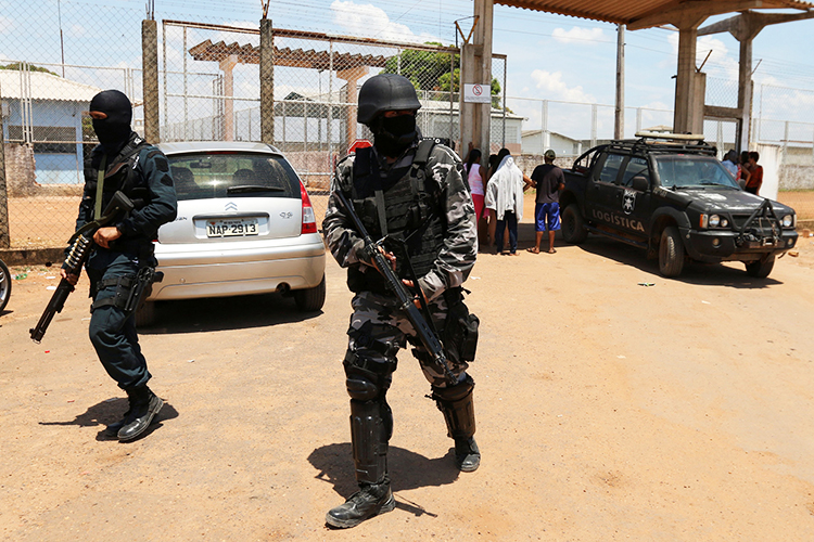 Policiais realizam patrulha na Penitenciária Agrícola de Monte Cristo, em Boa Vista (RR), após rebelião no local deixar dezenas de mortos - 17/10/2016