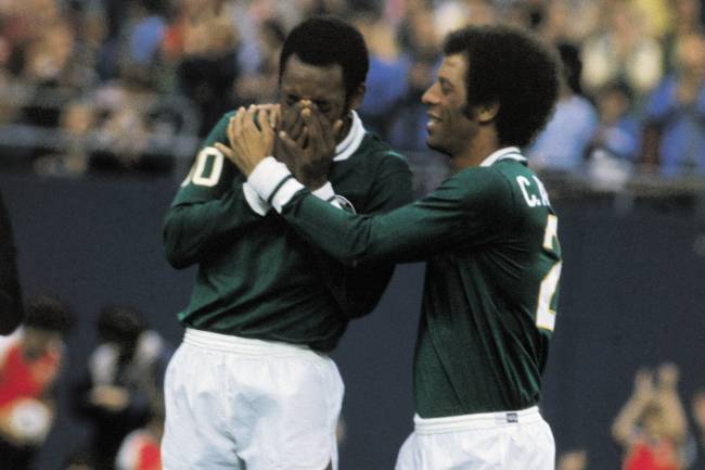 Carlos Alberto Pelé, do Cosmos, chorando, ao lado de Carlos Alberto, durante jogo amistoso contra o Santos, em sua despedida definitiva do futebol -