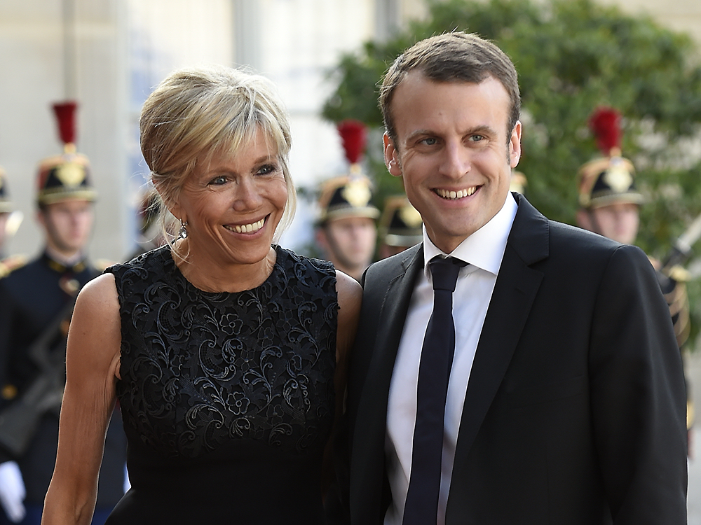 Emmanuel Macron, ainda como Ministro da Economia junto de sua esposa Brigitte Trogneux