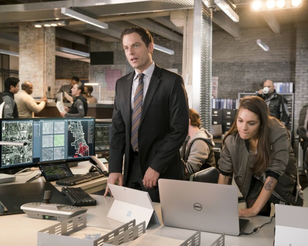 Justin Kirk e Caitlin Stacey e 'APB' (Foto: Chuck Hodes/Fox)