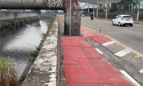 Avenida dos Estados: a esta "coisa", Haddad tem a coragem de chamar "ciclofaixa"... Pra pobre tá bom demais, né, gente?