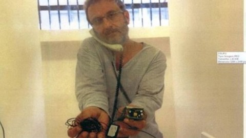 Youssef exibe os aparelhos de escuta encontrados em sua cela, que podem ser vistos abaixo, no detalhe