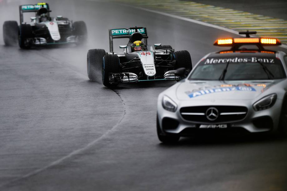 O piloto Lewis Hamilton, da equipe Mercedes, durante o Grande Prêmio do Brasil de Fórmula 1, realizado no Autódromo de Interlagos, zona sul de São Paulo (SP) - 13/11/2016