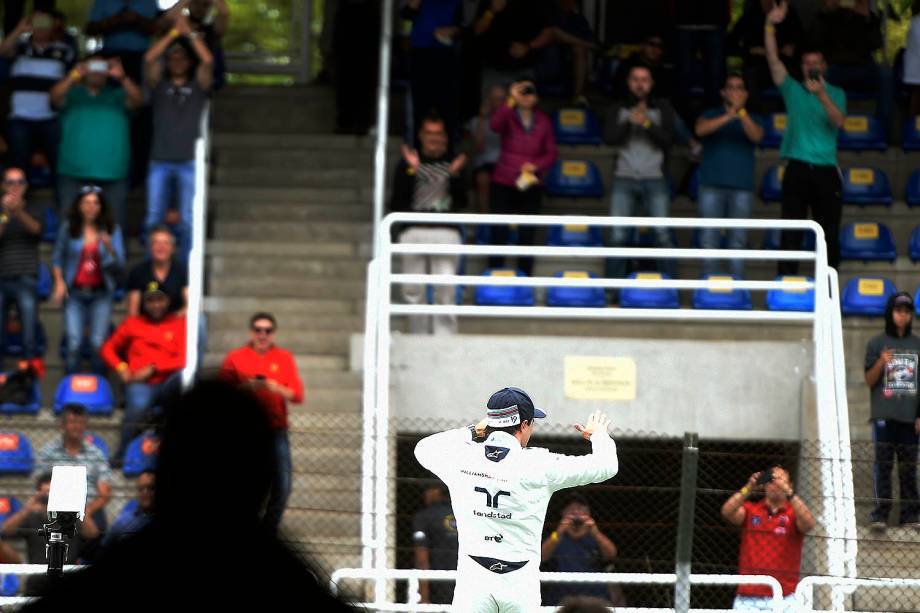 O piloto brasileiro Felipe Massa acena para a torcida, após treino classificatório para o Grande Prêmio do Brasil de Fórmula 1, realizado no Autódromo de Interlagos, zona sul de São Paulo (SP) - 12/11/2016