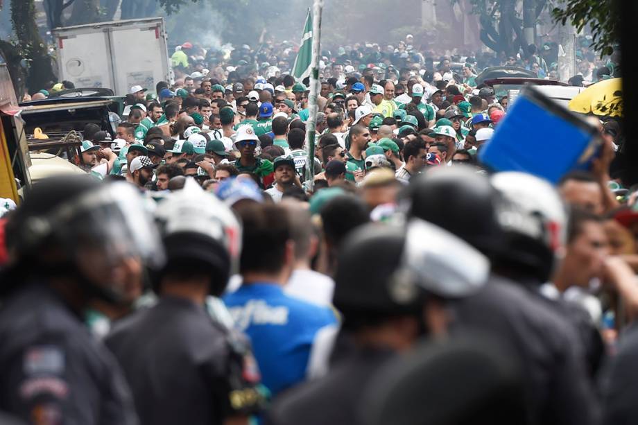 <span>Torcedores do Palmeiras </span><span>lotam as ruas em volta do </span><span>Allianz Parque</span><span> </span><span>para comemorar o título de campeão brasileiro, em São Paulo</span>