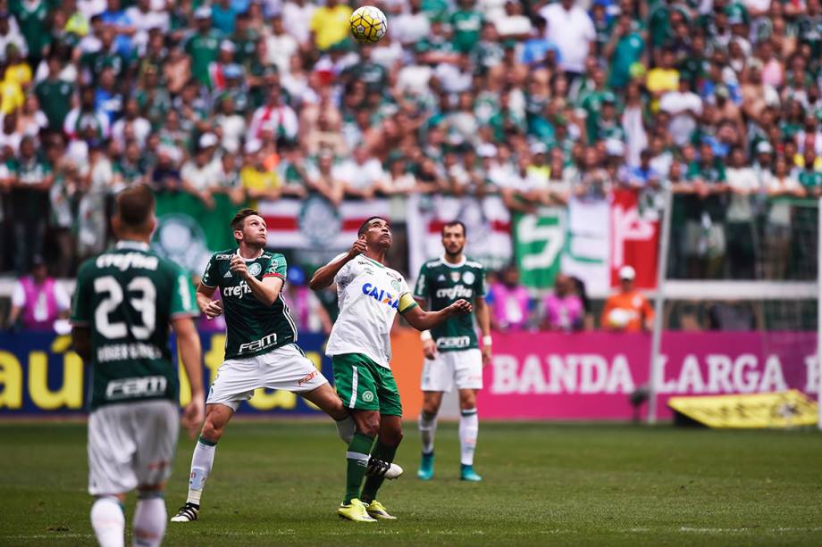 <span>Disputa de bola na partida entre</span><span> Palmeiras e Chapecoense, pela penúltima rodada do Brasileirão, em São Paulo</span>