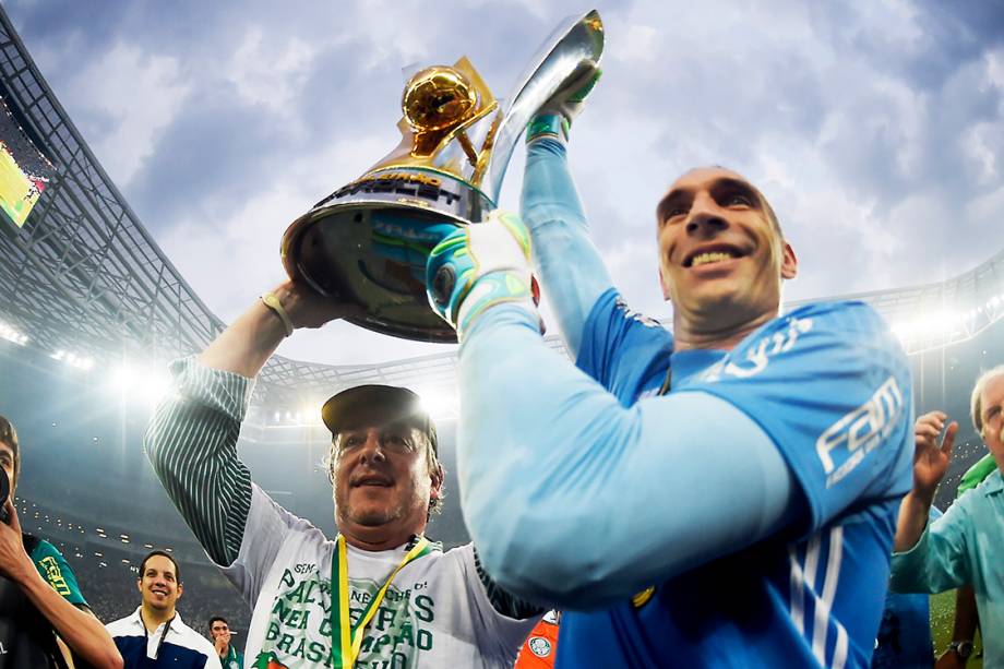 <span>O goleiro Fernando Prass e o presidente do Palmeiras, Paulo Nobre, </span><span>levantam a taça do Campeonato Brasileiro</span>